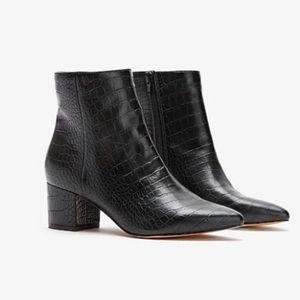 Snakeskin textured block heel